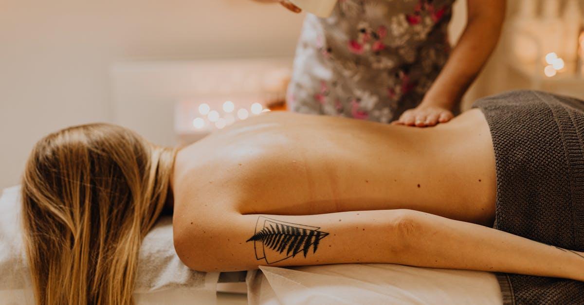 Uwolnij kark od napięć: aromaterapeutyczne mieszanki, które zmienią masaż szyi w ukojenie i relaks