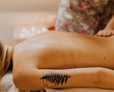 Uwolnij kark od napięć: aromaterapeutyczne mieszanki, które zmienią masaż szyi w ukojenie i relaks
