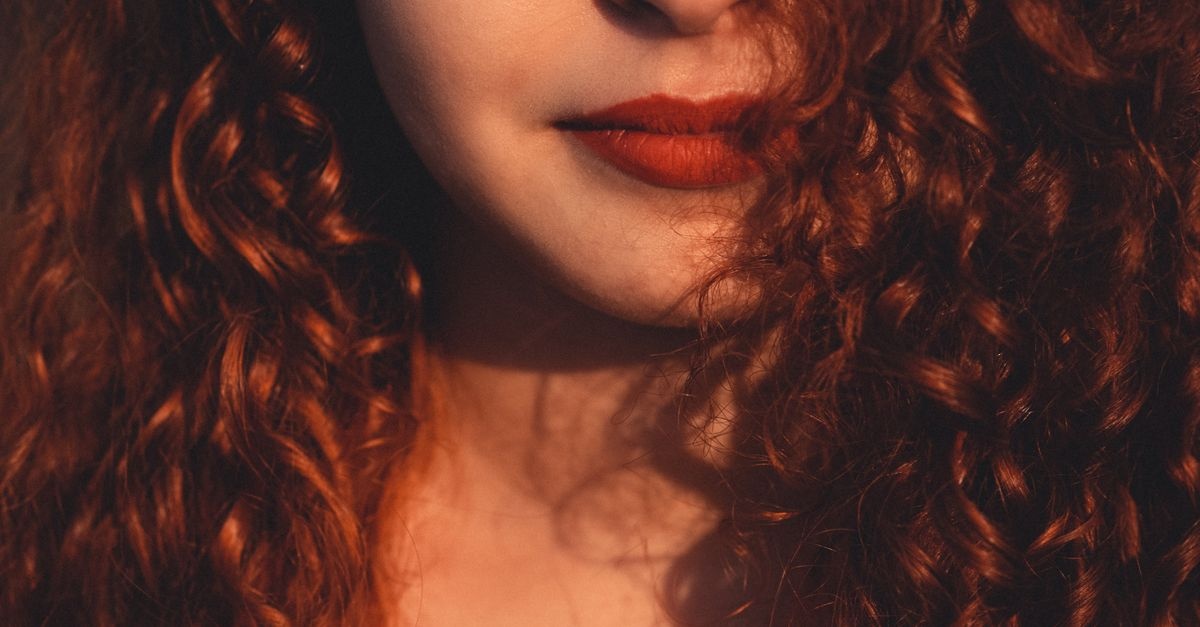 Spiralne loki krok po kroku: wydobądź skręt i ułóż fryzurę, która trzyma cały dzień