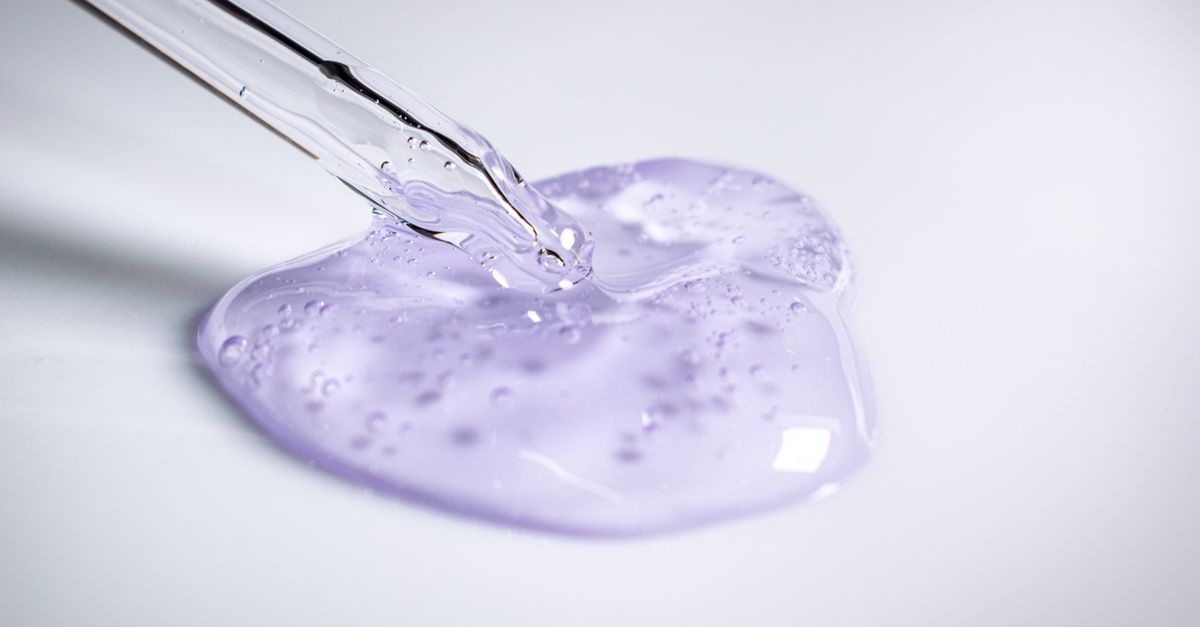 Elastyczna skóra w zasięgu kropli: peptydowe serum jako klucz do sprężystej, promiennej cery
